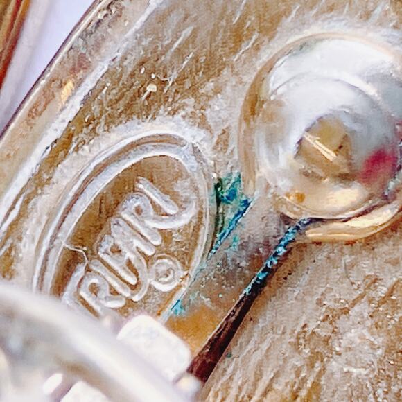 VTG Signed Trifari Clip On Earrings Black Enamel Gold Tone 1980s Geometric Style - Picture 10 of 10